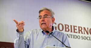 Se manifiestan padres de familia en Palacio; Rocha reitera que las 117 escuelas sin luz se están reparando