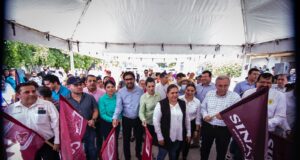 Gobernador y alcalde inauguran pavimentación de calle en la sindicatura de Costa Rica