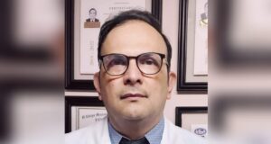 Arturo Alanís Ibarra, será reconocido por su trayectoria académica como otorrino