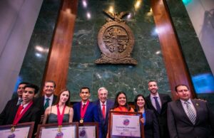 Entrega Rocha el Premio al Mérito Juvenil 2022