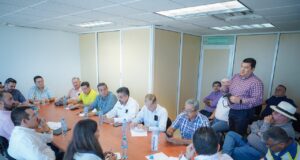 Economía atiende a líderes del transporte urbano y de taxis del Estado