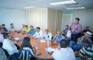 Economía atiende a líderes del transporte urbano y de taxis del Estado