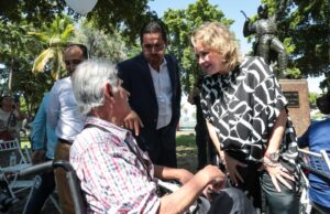 Entrega Eneyda Rocha Ruiz sillas de ruedas y apoyos funcionales