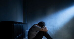 Pensar que los demás son adivinos; el principio del sufrimiento