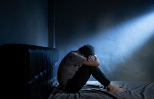 Pensar que los demás son adivinos; el principio del sufrimiento