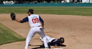 Rangers aprovechan mala defensa rival