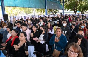 Padres de familia acompañan a sus hijos en la orientación para elegir su carrera profesional