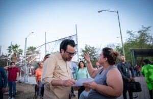 Juan de Dios Gámez atiende peticiones de vecinos del fraccionamiento Alameda