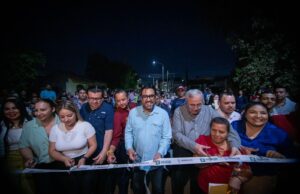 Se cumple anhelo de vecinos de Las Cucas; Rubén Rocha y Juan de Dios Gámez inauguran tres calles en la colonia