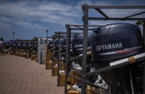 Anuncia Gobernador Rocha, entrega de equipamiento a pescadores sinaloenses, en agosto Entrega Rocha motores marinos y tarjetas del Bienpesca a pescadores