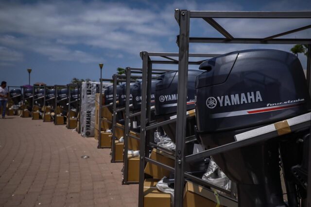 Entrega Rocha motores marinos y tarjetas del Bienpesca a pescadores