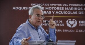 Gobernador Rubén Rocha Moya apoya a pescadores Entrega Rocha motores marinos y tarjetas del Bienpesca a pescadores