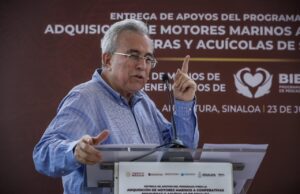 Gobernador Rubén Rocha Moya apoya a pescadores Entrega Rocha motores marinos y tarjetas del Bienpesca a pescadores