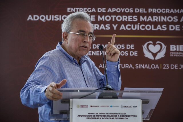 Entrega Rocha motores marinos y tarjetas del Bienpesca a pescadores