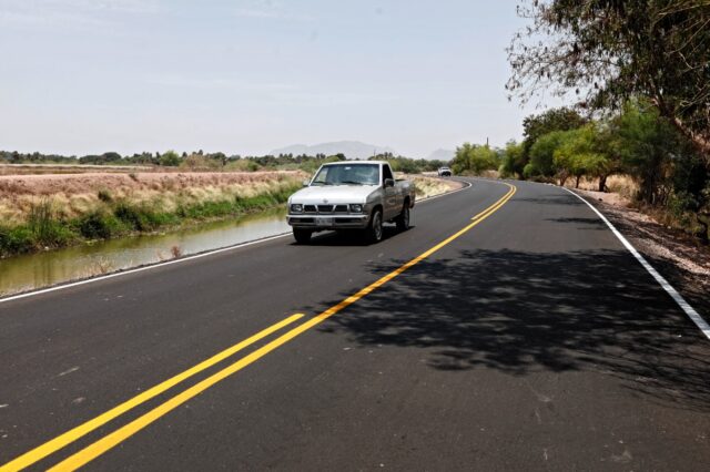 Rocha cumple su palabra con indígenas de El Téroque, les entrega una nueva carretera