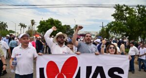 Al menos 20 mil universitarios se unen en apoyo al Rector de la UAS en su primera cita ante el Poder Judicial Al menos 20 mil universitarios se unen en apoyo al Rector de la UAS en su primera cita ante el Poder Judicial