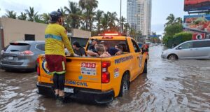 Protección Civil rescata y apoya a ciudadanos del sur del estado de Sinaloa debido a las fuertes lluvias Protección Civil rescata y apoya a ciudadanos del sur del estado de Sinaloa debido a las fuertes lluvias