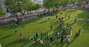 Ayuntamiento entrega cancha de futbol rehabilitada en Prados del Sur