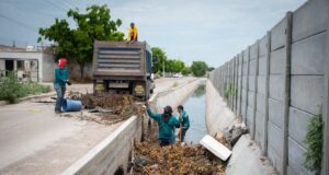 Comuna atiende reportes ciudadanos con limpieza con limpieza de canal pluvial localizado en el fracc. Villas Cortés