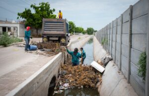 Comuna atiende reportes ciudadanos con limpieza con limpieza de canal pluvial localizado en el fracc. Villas Cortés