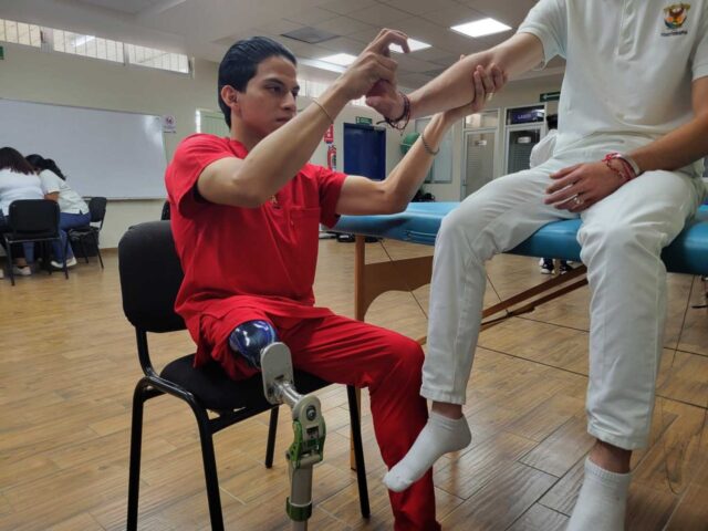 Para Armando Valdez, egresado de la UAS en Fisioterapia, una discapacidad no es pretexto para no trascender