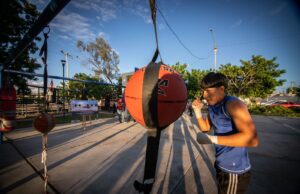 Dan banderazo para construcción de gimnasio de box y pavimentación de calle