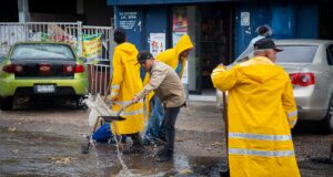 Ayuntamiento bachea vialidades dañadas por ‘Norma’, con aplicación especial de mezcla asfáltica en frío