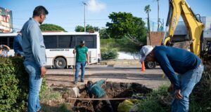 Ayuntamiento repara socavón en el bulevar Pedro Infante