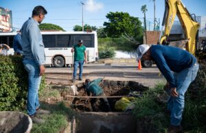 Ayuntamiento repara socavón en el bulevar Pedro Infante