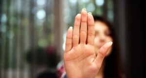 Graves consecuencias mentales y físicas generan el acoso y el hostigamiento sexual, señala sociólogo