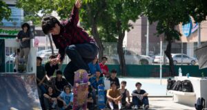 Jóvenes disfrutan de la adrenalina extrema en el torneo de Skateboard