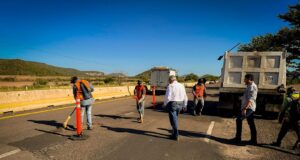 Rubén Rocha supervisó el bacheo y reencarpetado de la Autopista Benito Juárez El gobernador Rubén Rocha supervisó el bacheo y reencarpetado de la Autopista Benito Juárez