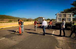 Rubén Rocha supervisó el bacheo y reencarpetado de la Autopista Benito Juárez El gobernador Rubén Rocha supervisó el bacheo y reencarpetado de la Autopista Benito Juárez