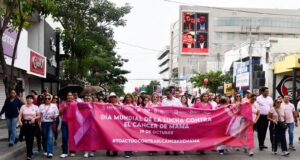 Realizan caminata como un llamado a tomar conciencia y prevención en la lucha contra el cáncer de mama