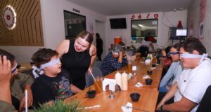 Con gran éxito realizan DIF Bienestar y Emplea-M, la cena a ciegas con causa