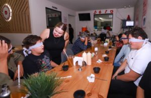 Con gran éxito realizan DIF Bienestar y Emplea-M, la cena a ciegas con causa