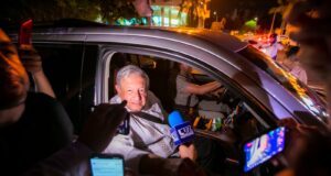 Con la banda sinaloense recibe Rocha Moya al Presidente López Obrador Con la banda sinaloense recibe Rocha Moya al Presidente López Obrador