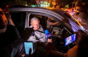 Con la banda sinaloense recibe Rocha Moya al Presidente López Obrador Con la banda sinaloense recibe Rocha Moya al Presidente López Obrador