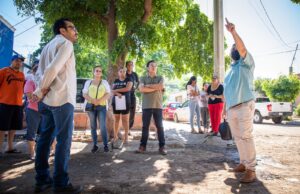 Gámez hace compromiso con habitantes de la colonia Jardines de la Sierra de pavimentar la calle principal del sector