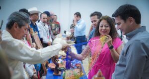 Economía entrega reconocimientos a artesanos y muebleros de “Manos Creativas”