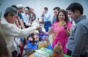 Economía entrega reconocimientos a artesanos y muebleros de “Manos Creativas”