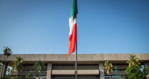 Juan de Dios Gámez asiste al Izamiento de Bandera para iniciar la celebración del 113 Aniversario de la Revolución Mexicana