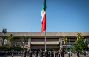 Juan de Dios Gámez asiste al Izamiento de Bandera para iniciar la celebración del 113 Aniversario de la Revolución Mexicana