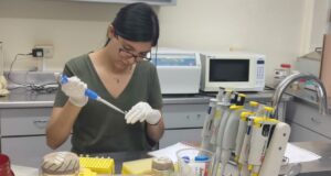 Alumnos de Biomedicina de la Nueva Universidad trabajan en investigación de parásitos en las heces de los perros Alumnos de Biomedicina de la Nueva Universidad trabajan en investigación de parásitos en las heces de los perros