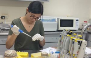 Alumnos de Biomedicina de la Nueva Universidad trabajan en investigación de parásitos en las heces de los perros Alumnos de Biomedicina de la Nueva Universidad trabajan en investigación de parásitos en las heces de los perros