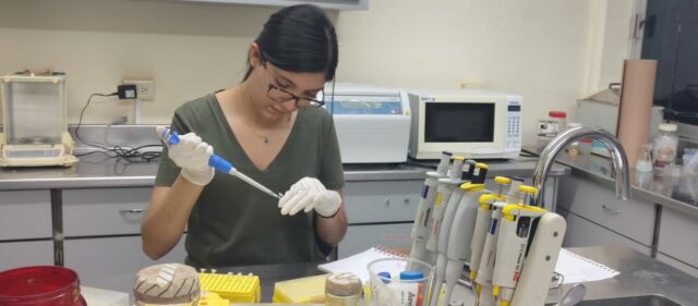 Alumnos de Biomedicina de la Nueva Universidad trabajan en investigación de parásitos en las heces de los perros