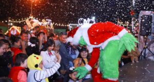Familias disfrutan la Navidad en la Verbena Culiacán