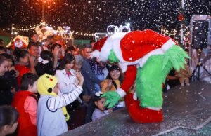 Familias disfrutan la Navidad en la Verbena Culiacán