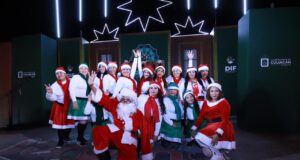 Bailables y música en vivo disfrutan asistentes de la verbena en la villa navideña