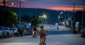 Rocha y Gámez entregan pavimentación de calles, y dan certeza jurídica a familias de colonia Bicentenario